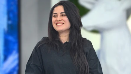 Ewelina Niewęgłowska, czarne, rozpuszczone włosy, czarna bluza, uśmiech