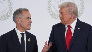 Donald Trump zapowiada nałożenie 100-proc. ceł na kanadyjskie towary, jeśli Kanada zawrze umowę handlową z Chinami. Na zdj. premier Kanady Mark Carney (L) i prezydent USA Donald Trump 