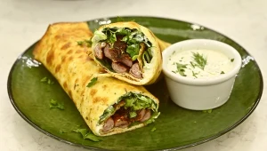 Wrapy z serka wiejskiego i jajka, z warzywami i kiełbaskami