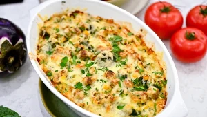 Zapiekanka z warzywami i kiełbaskami, z serową pierzynką