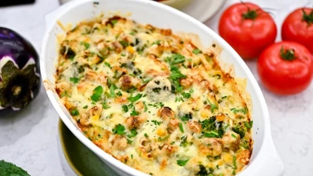 Zapiekanka z warzywami i kiełbaskami, z serową pierzynką