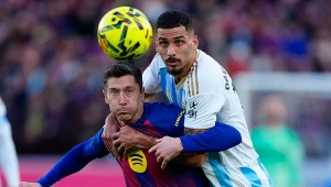 Robert Lewandowski powstrzymywany nieprzepisowo przez Davida Carmo 