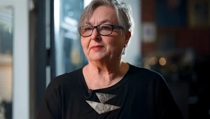 Barbara Kańska-Bielak na tle atelier