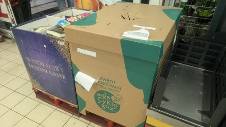 W Biedronce stanęły "recykloboxy". Dlaczego nie ma jeszcze typowych recyklomatów?