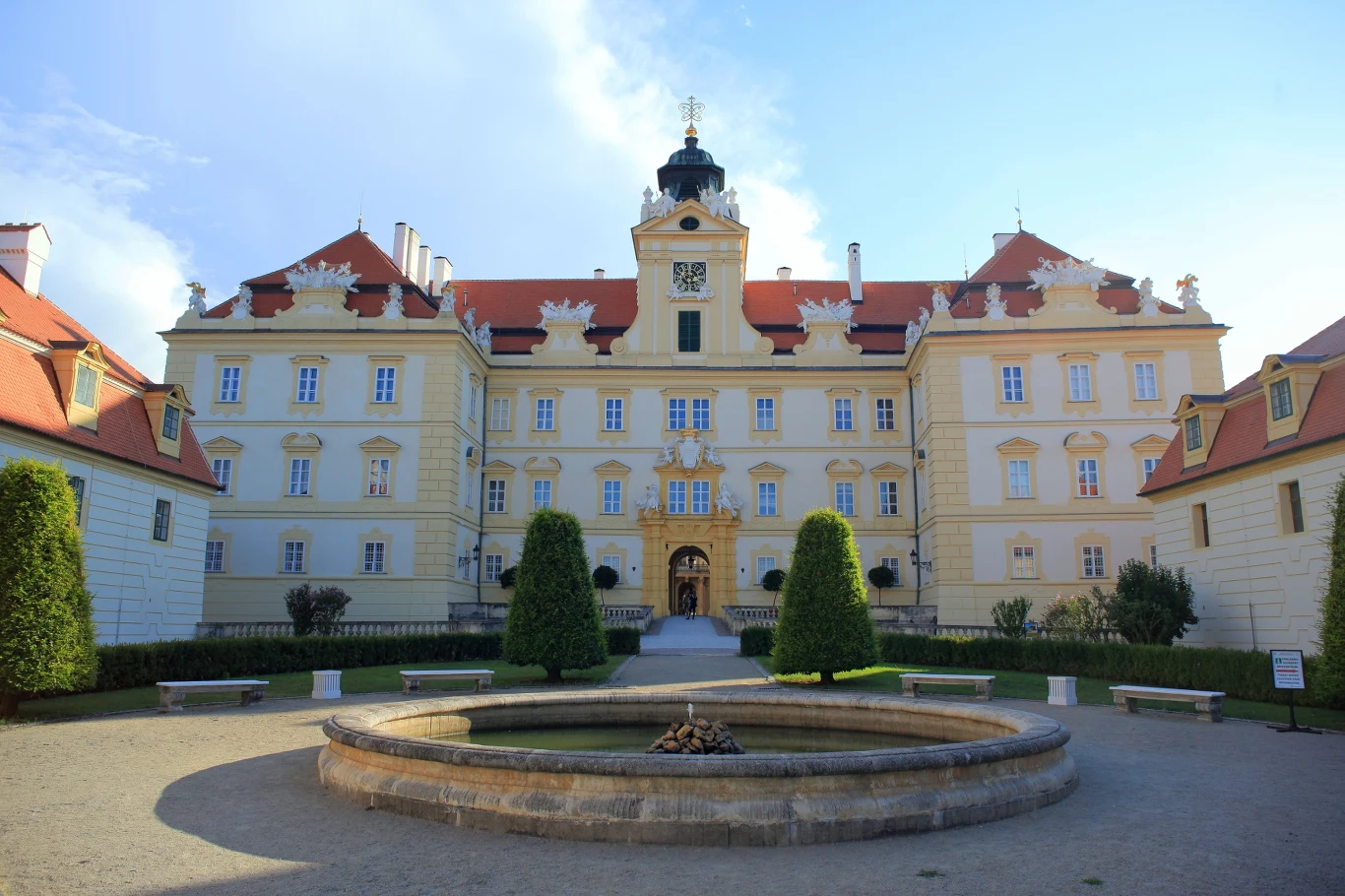 Pałac w Lednicach wpisany jest na światową listę dziedzictwa UNESCO. Zachwyca sowim pięknem i stanowi wizytówkę 