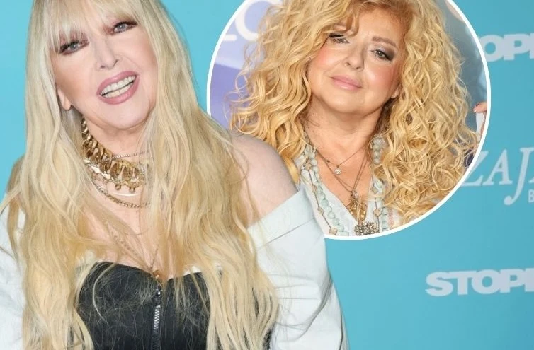 Maryla Rodowicz wystąpiła w programie Magdy Gessler Dwie kobiety o jasnych, długich włosach stoją na tle niebieskiej ścianki z logo, ubrane w jasne ubrania oraz ozdobione biżuterią, obie uśmiechnięte, jedna z nich widoczna jest w formie wstawionego koła.