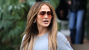Jennifer Lopez w sweterku włożonym w spodnie, długie, szerokie, podkreślające talię