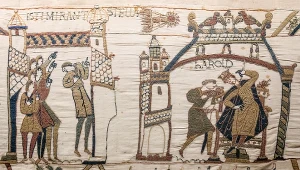 Fragment tkaniny z Bayeux na której widać upamiętnienie komety Halleya, która pojawiła się nad wyspami brytyjskimi 24 kwietnia 1066 roku