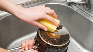 Jak ryż może pomóc wyczyścić przypalony garnek?