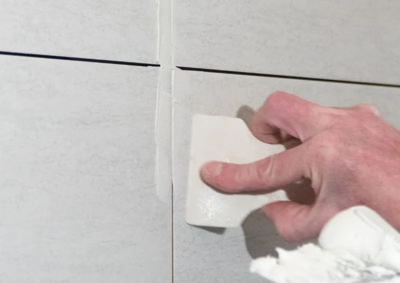 Z wymianą fug w łazience poradzisz sobie samodzielnie, musisz tylko wiedzieć, jak się za to zabrać.