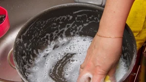 Przypalony garnek da się jeszcze uratować, trzeba tylko mieć na to sposób. Fot. scull2/Canva Pro