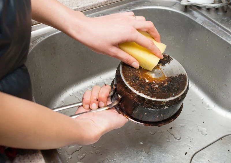 Soda i mydło kastylijskie poradzą sobie z kilkoma warstwami spalenizny.