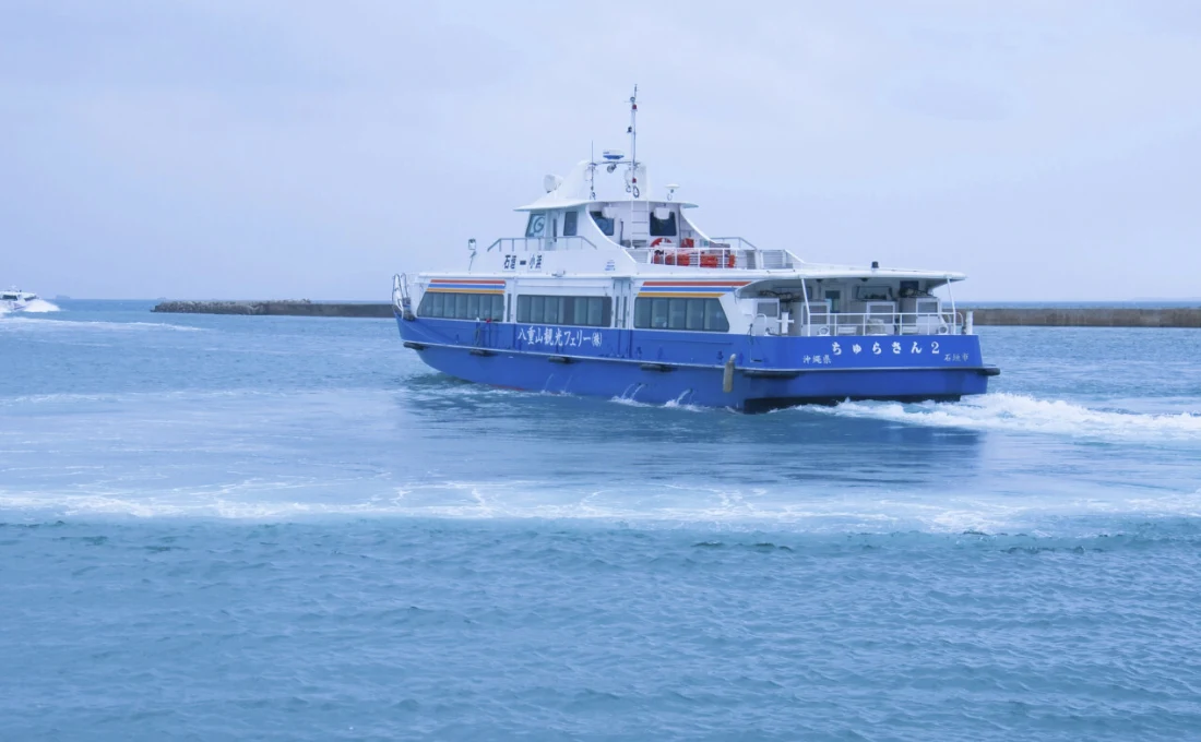 U wybrzeży Filipin zatonął prom, na pokładzie było ponad 350 osób (zdj. ilustracyjne) Duży niebiesko-biały prom pasażerski płynący po spokojnych wodach, z widocznymi miejscami dla pasażerów i kilkoma osobami na pokładzie. W tle znajduje się falochron oraz drugi, mniejszy statek na horyzoncie.