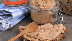 Prosta pasta kanapkowa z mięsa z rosołu. Jest przepyszna