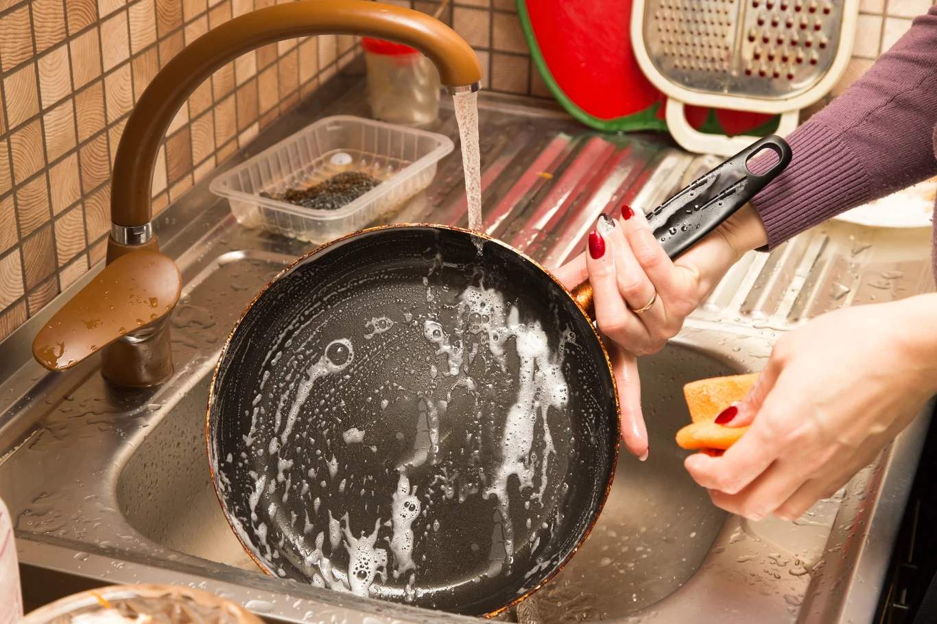 Czyszczenie przypalonej patelni to wyjątkowo wyczerpująca robota. Warto użyć coli, by szybciej pozbyć się zabrudzeń. Czyszczenie przypalonej patelni to wyjątkowo wyczerpująca robota. Warto użyć coli, by szybciej pozbyć się zabrudzeń.