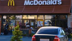 Parkowanie pod McDonald’s. Kierowcy dostają wezwania do zapłaty po czasie.