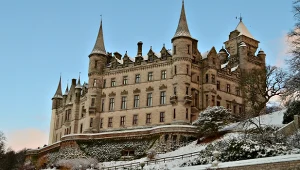 Baśniowy zamek nad brzegiem morza. Przypomina francuskie zabytki nad Loarą