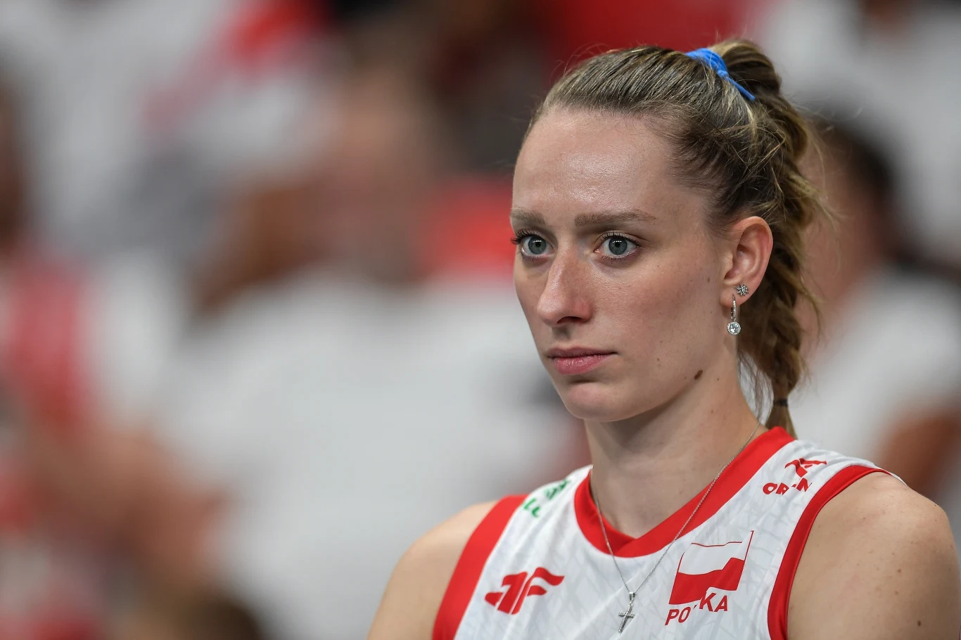 Olivia Różański w Japonii spisuje się fantastycznie Zawodniczka w sportowym stroju z orzełkiem i napisem Polska na piersi, skupiona, w tle niewyraźni kibice na trybunach.