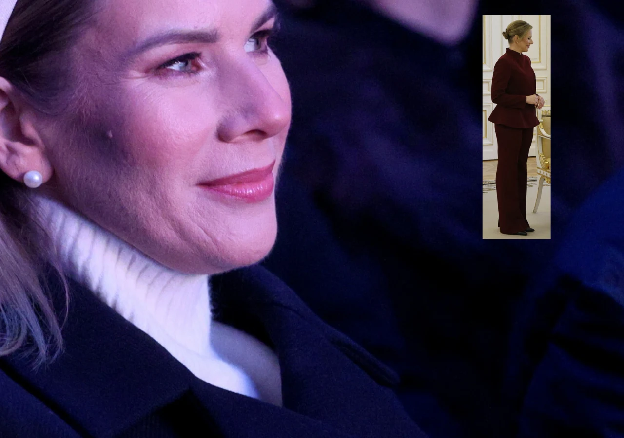 Zbliżenie na uśmiechniętą kobietę w perłowych kolczykach i białym golfie, w tle ciemne rozmycie oraz wstawka z sylwetką tej samej kobiety w bordowym garniturze.