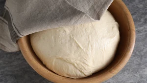 Ciasto drożdżowe przykryte ściereczką do wyrośnięcia