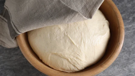 Ciasto drożdżowe przykryte ściereczką do wyrośnięcia