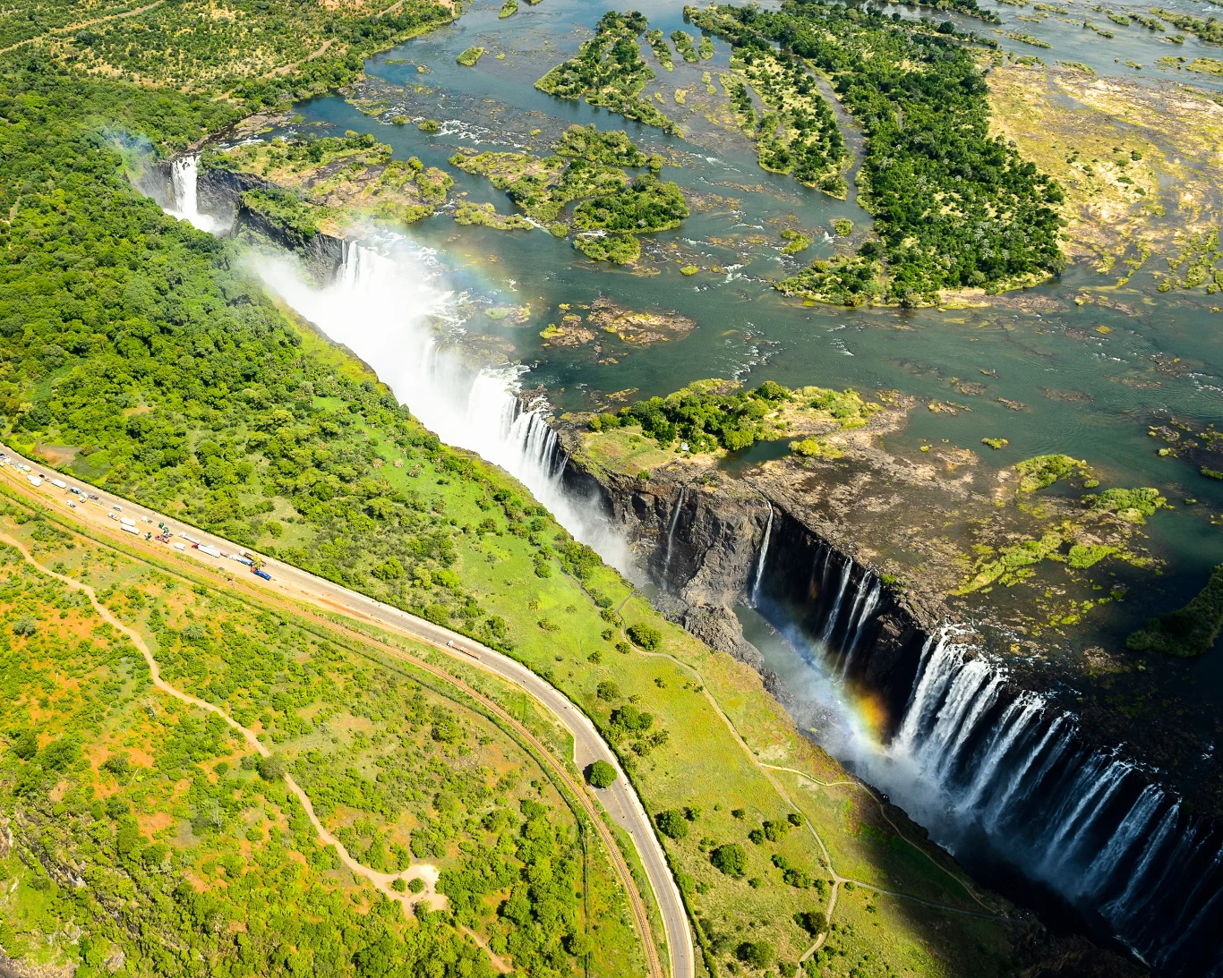 Romantyczna kąpiel w najsłynniejszym basenie świata? W pakiecie otrzymasz ryzyko dostania się do ogromnego wodospadu Ogromne wodospady spadające z wysokiej krawędzi skalnej do szerokiej rzeki, otoczone bujną zielenią i rozległymi terenami trawiastymi, widoczne tęcza powstała wśród mgły wodnej.