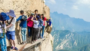 Turyści z całego świata ryzykują życiem, by wejść na "Świętą Górę". Co roku ginie tu mnóstwo osób