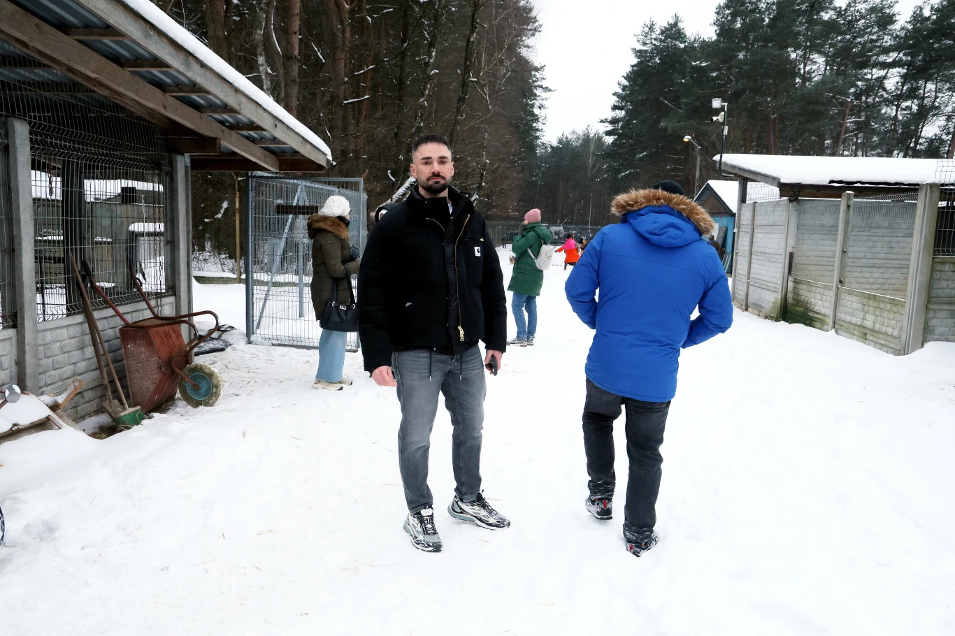 Jedynym posłem, który pojawił się pod schroniskiem w Sobolewie, był Łukasz Litewka Kilka osób ubrane w zimowe kurtki spaceruje po ośnieżonym terenie otoczonym przez ogrodzenia i budy dla zwierząt, w tle widoczny las.