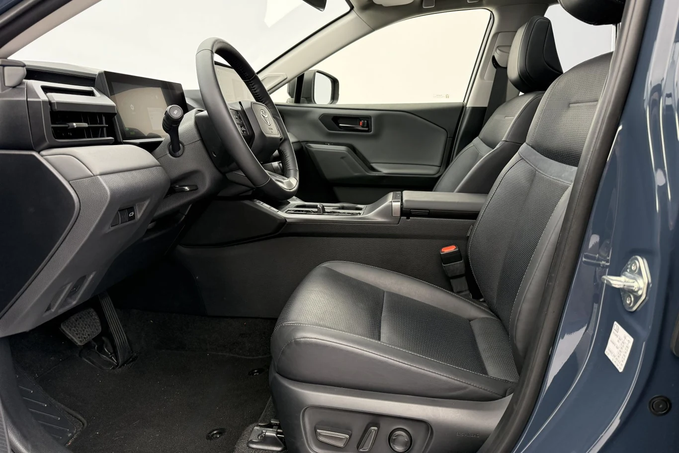 W wyższych wersjach wyposażenia elektrycznie sterowany fotel kierowcy wyposażony jest w pamięć ustawień. Dodatkowo przednie fotele mogą być wyposażone w podgrzewanie i wentylację. Widok wnętrza nowoczesnego samochodu, skórzane siedzenia, wielofunkcyjna kierownica, konsola środkowa z elementami sterowania i czyste wykończenie wnętrza.