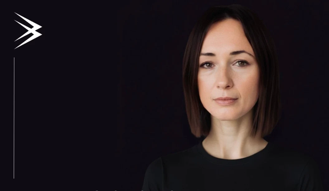 Dorota Lech Portret kobiety o krótkich, ciemnych włosach w ciemnej bluzce na jednolitym, czarnym tle, z logo w lewym górnym rogu kadru.