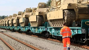 Ogromny transport amerykańskich czołgów w Europie. Ma to jeden cel