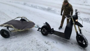 Na hulajnogę i do boju. Rosjanie dostali elektryczne Kałasznikowy