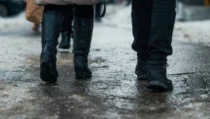 Gołoledź na ulicach Gdańska w poniedziałek rano. Przed groźnym zjawiskiem ostrzegają IMGW oraz RCB