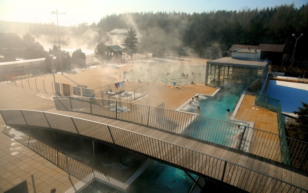 Miejsce idealne na zimowy relaks. Baseny geotermalne, widoki na góry i brak tłumów Miejsce idealne na zimowy relaks. Baseny geotermalne, widoki na góry i brak tłumów