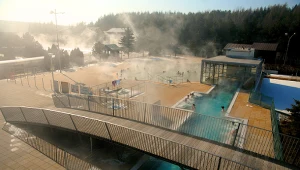 Tu nie ma tłumów. Baseny termalne i góry godzinę od polskiej granicy