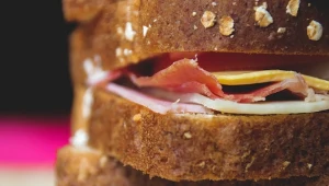 Szynka z bardzo groźną bakterią. Pilnie wycofują ją ze sklepów. "Wyrzuć"