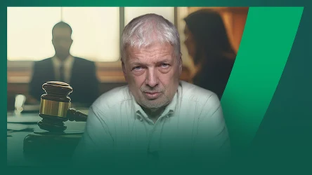 Starszy mężczyzna z siwymi włosami na pierwszym planie, w tle sylwetki dwóch osób siedzących naprzeciwko siebie oraz sędziowski młotek, co wskazuje na tematykę sądową lub prawną.