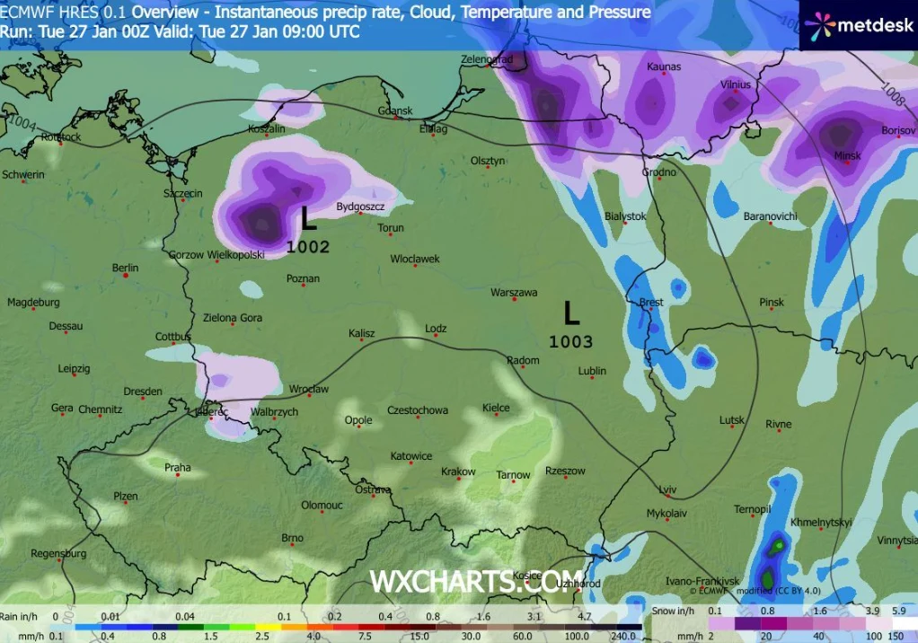 Mapa pokazuje prognozę pogody dla Polski i części sąsiadujących krajów, z zaznaczonymi obszarami opadów oraz ciśnieniem atmosferycznym na konkretny dzień. Wyróżniono dwa centra niskiego ciśnienia nad centralną Polską i północno-wschodnią Białorusią, op...