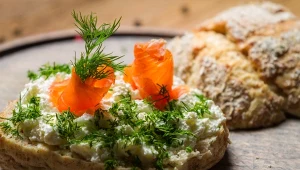 Ta śniadaniowa pasta to hit. Ma mnóstwo białka i zrobisz ją z 2 składników 