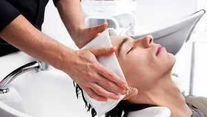 Jeśli Twoim marzeniem jest profesjonalny salon fryzjerski, ale nie wiesz, od czego zacząć, ten poradnik przeprowadzi Cię krok po kroku