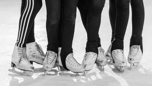 Zaawansowani łyżwiarze, wykonujący skoki i skomplikowane sekwencje kroków, potrzebują sprzętu „do zadań specjalnych”