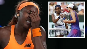 Coco Gauff podczas meczu ze Switoliną w AO 2026 (w ramce ze Świątek w 2024 r.)