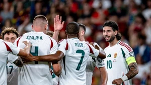 Attila Szalai (z numerem 4) cieszy się z pozostałymi reprezentantami Węgier