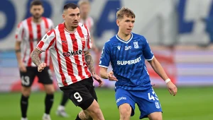 Filip Stojilković walczący o piłkę z Antonim Kozubalem