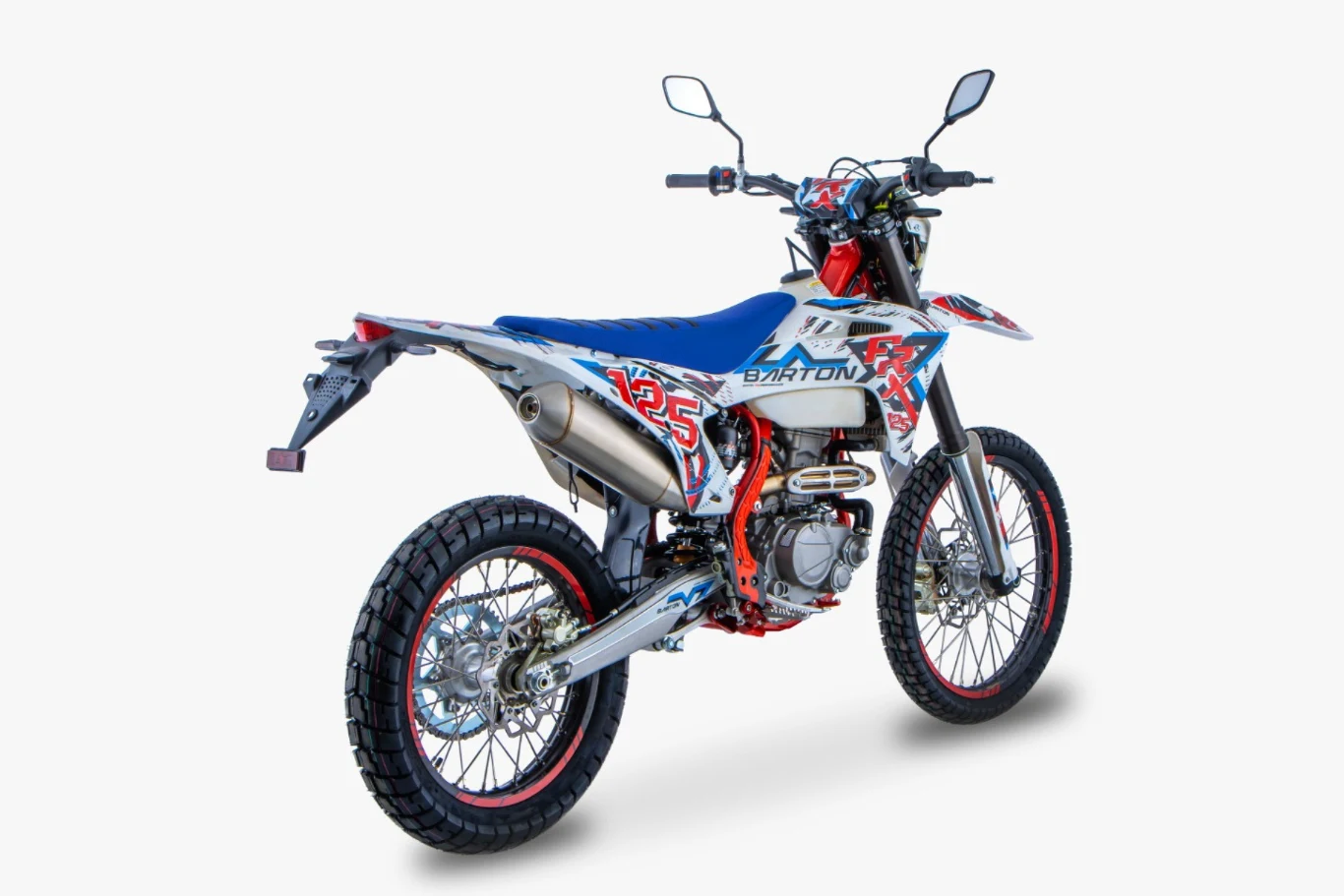 Najtańsze enduro 125 na rynku? Oto Barton FRX 125 Motocykl terenowy z wyrazistą grafiką i czerwono-niebieskimi detalami, wyposażony w szerokie opony z grubym bieżnikiem, podwyższone zawieszenie oraz wysoki wydech. Kierownica jest ustawiona wysoko, a tylna tablica rejestracyjna zamontowana za szerokim ...