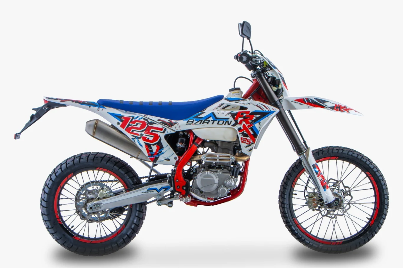 Barton FRX 125 waży 121 kg. Motocykl crossowy z niebiesko-czerwonymi akcentami, oznakowaniem 125 i logotypem Barton, lekka rama, sportowe zawieszenie, koła terenowe, siedzenie w kolorze niebieskim.