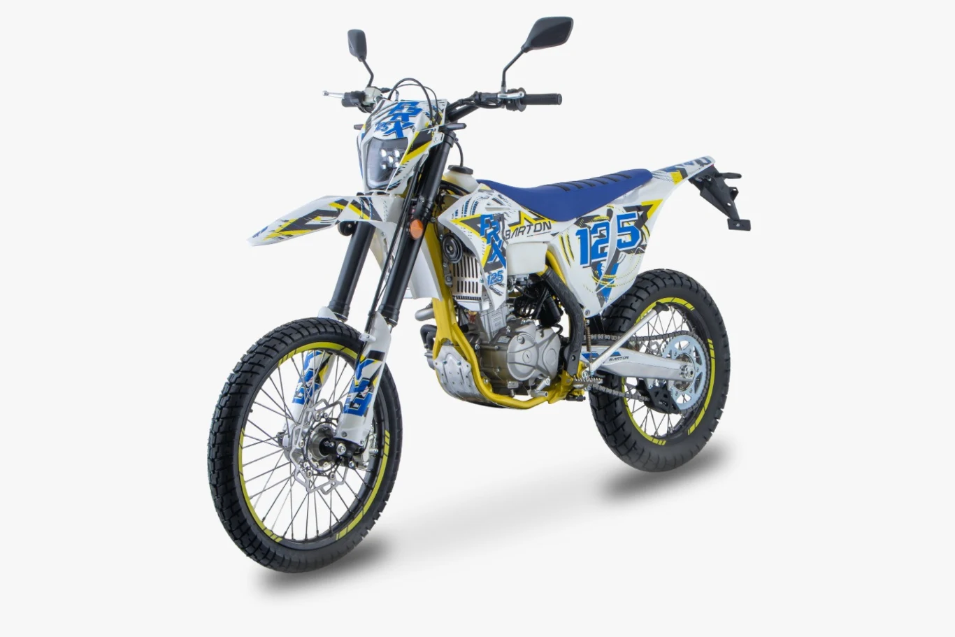Barton FRX 125 to najtańsze enduro dla posiadaczy kat. B i A1 z homologacją drogową. Motocykl terenowy w sportowym malowaniu, dominują kolory biały, niebieski i żółty. Maszyna wyposażona w wytrzymałe opony z grubym bieżnikiem oraz liczne detale podkreślające jej dynamiczny charakter. Lusterka, światła oraz wyraźne oznaczenia modelu wid...