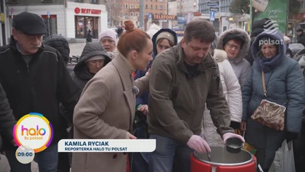 Sąsiedzka pomoc na ulicach Poznania. Marcin Staniewski rozdaje jedzenie potrzebującym