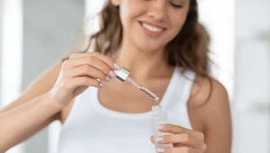 Żadnych "babcinych trików". Oto kosmetyczne pewniaki na kurze łapki 