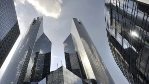 La Defense w Paryżu. Dzielnica biznesowa, która świeci pustkami